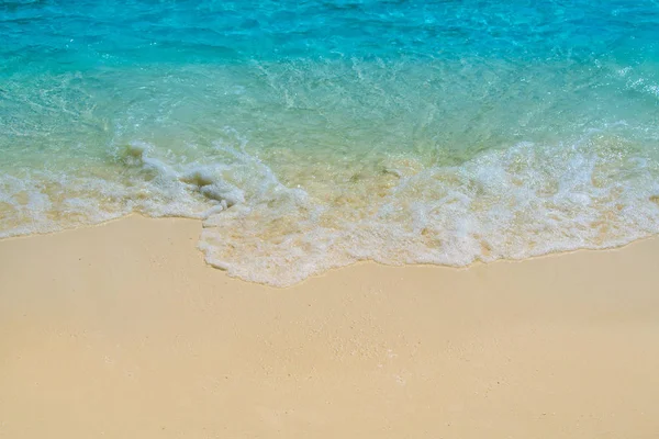 Welle Von Tropischem Meeresstrand Auf Weißem Sand — Stockfoto