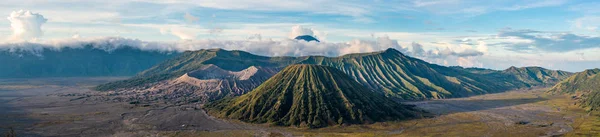 Bromo Góra Dnia Razem Chmury Dramatyczne Błękitne Niebo Panorama — Zdjęcie stockowe