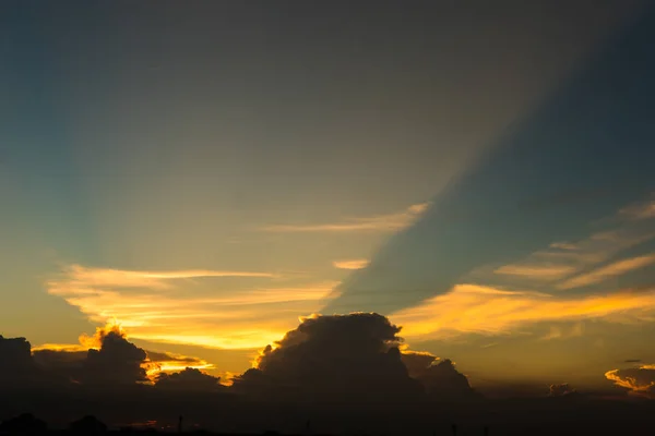 Sonnenstrahlen durch Wolken wie eine dramatische Explosion — Stockfoto