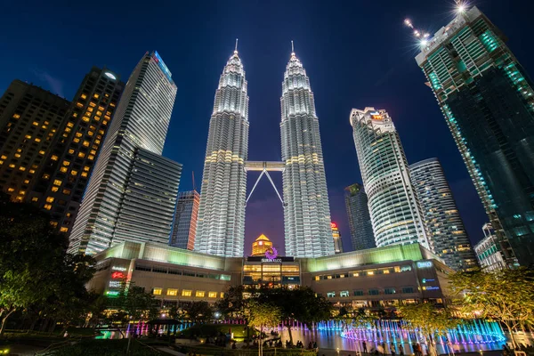 Στους Δίδυμους Πύργους Petronas τη νύχτα — Φωτογραφία Αρχείου