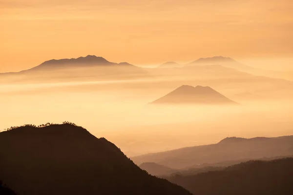 Niebla Montaña Crepúsculo Espectáculo Tiempo Colorido Luz — Foto de Stock