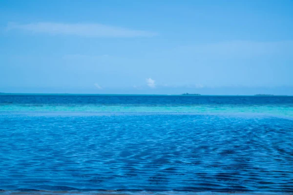 Piscina Perto Vista Para Mar Coqueiro Dia Céu Claro — Fotografia de Stock