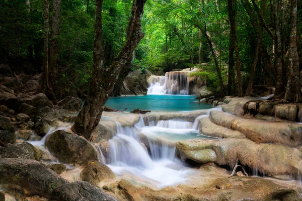 Vodopád Erawan v Thajsku je vyhledat v Kanchanaburi Provience — Stock fotografie