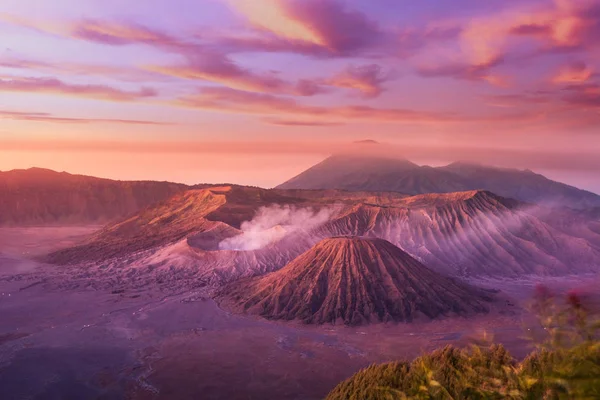 Monte Bromo crepúsculo céu nascer do sol tempo com nevoeiro natureza paisagem Imagens De Bancos De Imagens Sem Royalties