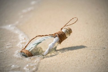 Bir cam şişe sahilde, kavram iletişim için mektup mesaj