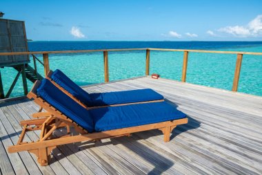 Tatil turist için terasta güneşlenme için yatak