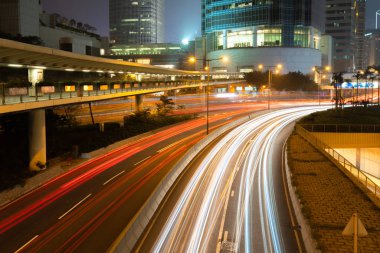 Şehir yolunda araba trafiği ışık izi