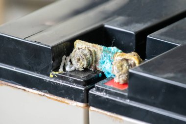 Eski pil korozyon, mühür kurşun asit pil hasarı. 