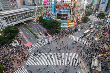 Tokyo, Japonya - 16 Mayıs 2018: Tokyo, Japonya'nın Shibuya semtinde yayalar yaya geçidi. Shibuya Crossing dünyanın en işlek yaya geçitlerinden biridir.