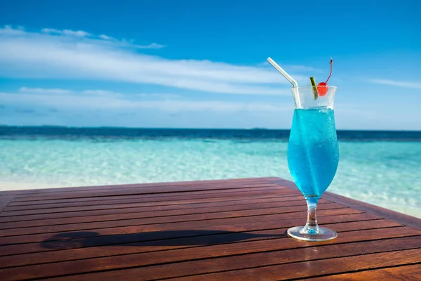 蓝色泻湖鸡尾酒在桌子上和美丽的海洋背景 — 图库照片