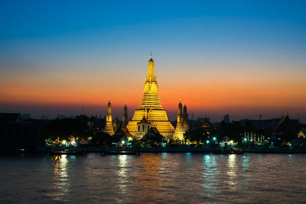 Naplemente a magashegyi templomban, vagy a Wat Arun, keresse meg a mentén Chao Phra — Stock Fotó