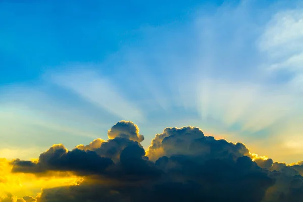 Rayos de sol a través de las nubes como una explosión dramática, natur poder — Foto de Stock