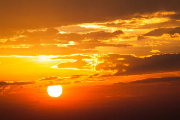 Sonnenstrahl geht unter und erstaunliche dramatische orangefarbene Wolke, Dämmerung — Stockfoto