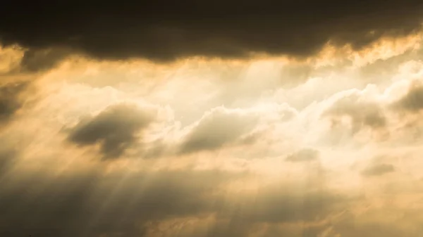 Sonnenstrahlen durch Wolken wie eine dramatische Explosion — Stockfoto