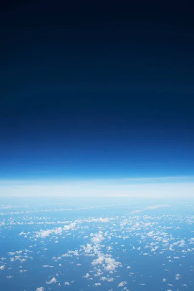 Himmel Hintergrund über ausgebreitete Wolkenstreuung, Skyline separate Zone — Stockfoto