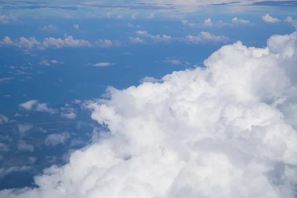 広がる雲散布上の空の背景, — ストック写真