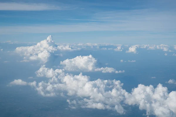 広がる雲散布上の空の背景, — ストック写真