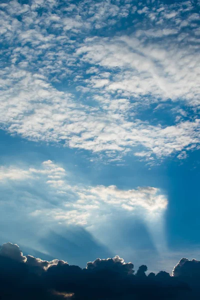 阳光透过云层, 像一个戏剧性的爆炸, 力量自然 — 图库照片