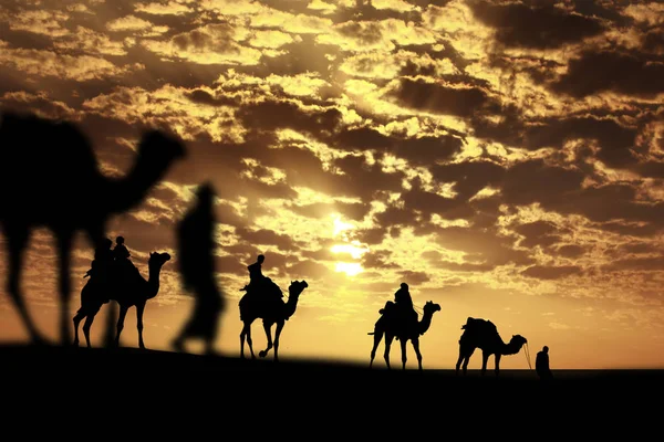 Τροχόσπιτο περπάτημα με καμήλα μέσα από την έρημο Ταρ στην Ινδία, δείχνουν si — Φωτογραφία Αρχείου