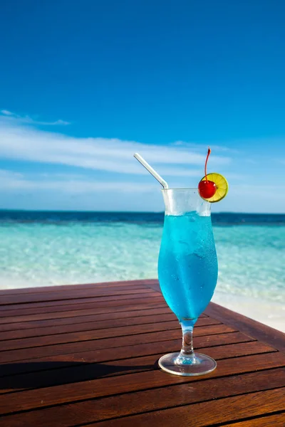 Blue Lagoon Cocktail Table Beautiful Sea Background — Stock Photo, Image