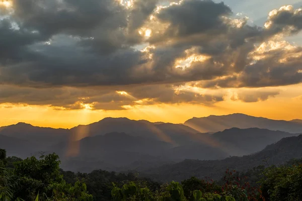 Sol Pensamiento Nube Desde Arriba Mostrar Fondo Dramático Desde Puesta — Foto de Stock