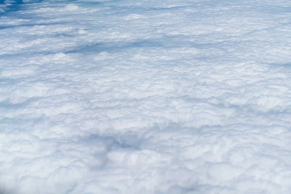 天空背景在传播云彩与蓝色拷贝空间 — 图库照片