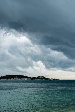 fırtına bulutu arka plan yağmur sırasında. Kara bulutlar. Gök gürültüsü fırtına öncesi karanlık gökyüzü üzerinde büyük siyah bulutlar.