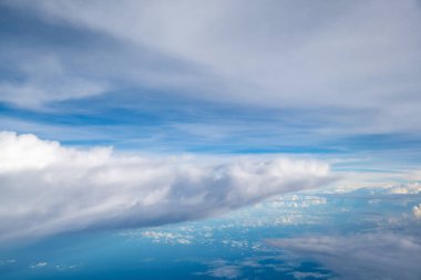 bulut gökyüzü yukarıda, trangle şekli bulut gökyüzü üzerinde.