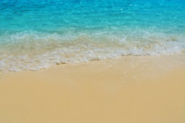 Beyaz kumda tropikal deniz plajının dalgası