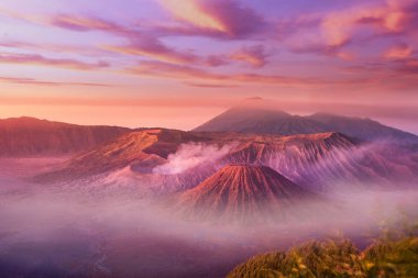 Mount Bromo alacakaranlık gökyüzü gündoğumu zaman sis doğa manzara ile 