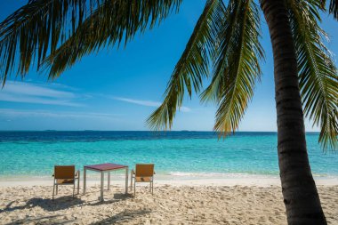 Tablo açık deniz manzaralı yanında. 