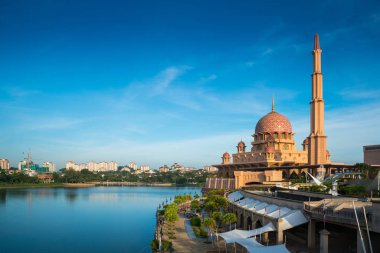 Putra Camii ya da Putrajaya, Malezya 'daki pembe mescit.