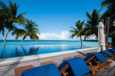 Yüzme Havuzu deniz görünümü ve Hindistan cevizi ağacı berrak gökyüzü gün yakınındaki.