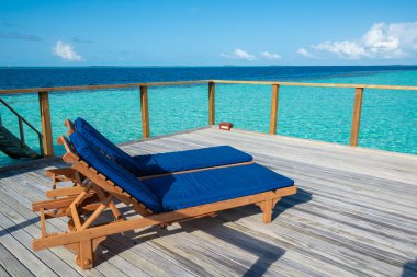 Tatil turist için terasta güneşlenme için yatak