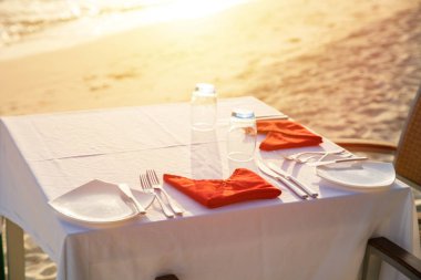 Tablo yanında deniz manzaralı açık hazırlamak için özel romantik akşam yemeği zaman güneş ışığı shadin ile