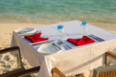 Deniz manzarası yanında masa açık özel romantik yemek zamanı için hazırlamak.