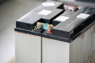 Eski pil korozyon, mühür kurşun asit pil hasarı. 