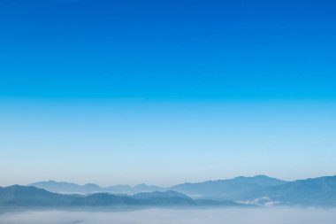 Foggy ve boşluk üzerinde sky ile kenar dizi dağ