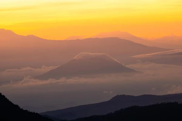 Niebla Montaña Crepúsculo Espectáculo Tiempo Colorido Luz — Foto de Stock