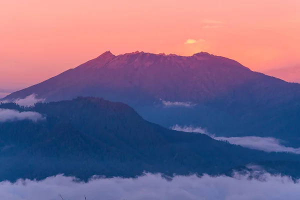 Niebla Montaña Crepúsculo Espectáculo Tiempo Colorido Luz — Foto de Stock