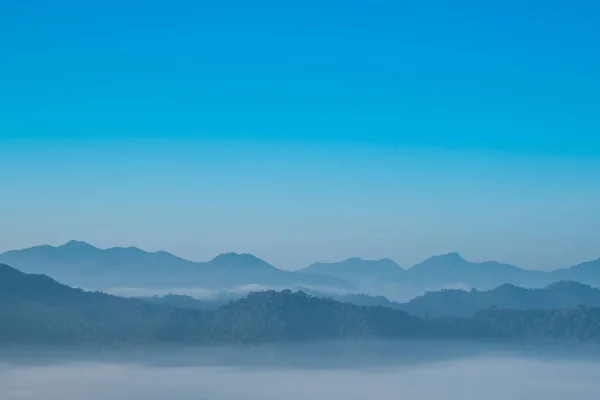 Niebla Montaña Borde Con Espacio Copia Cielo — Foto de Stock