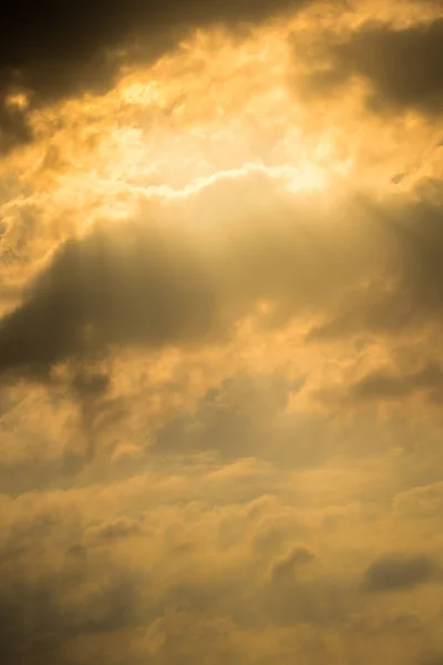 Les rayons du soleil à travers les nuages comme une explosion dramatique — Photo