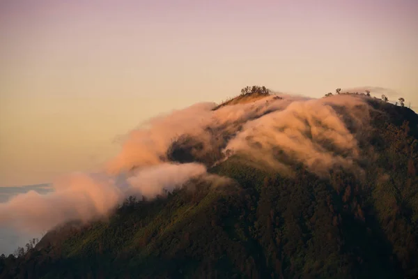 Niebla Montaña Crepúsculo Espectáculo Tiempo Colorido Luz — Foto de Stock