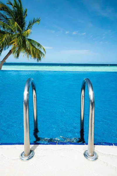 Piscina Perto Vista Para Mar Coqueiro Dia Céu Claro — Fotografia de Stock