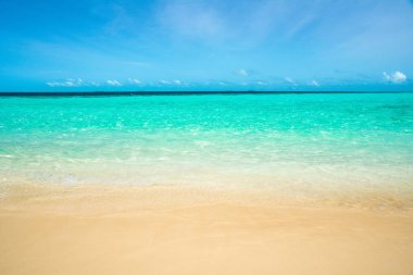 Beyaz kumda tropikal deniz plajının dalgası