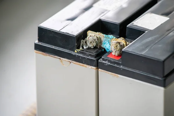古い電池の腐食 シール鉛酸電池の損傷 — ストック写真