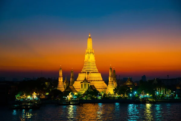 Pôr do sol no Templo de Arun ou Wat Arun, localize ao longo do Chao Phra — Fotografia de Stock