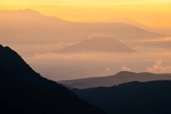 Niebla Montaña Crepúsculo Espectáculo Tiempo Colorido Luz — Foto de Stock