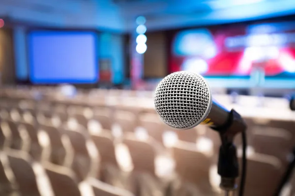 Support Microphone Photo Floue Abstraite Dans Salle Conférence Fond Salle Photo De Stock