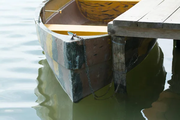 Швартованная Лодка Цепью Реке Солнечный День — стоковое фото